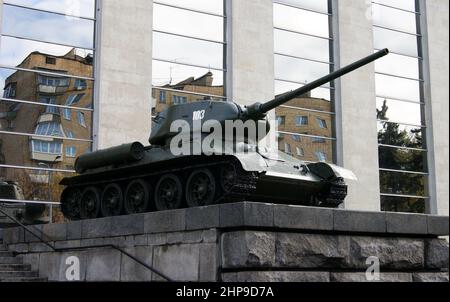 Le Tank T-34-85 de l'époque de la Seconde Guerre mondiale est installé comme monument à l'entrée du Musée des forces armées centrales, Moscou, Russie Banque D'Images