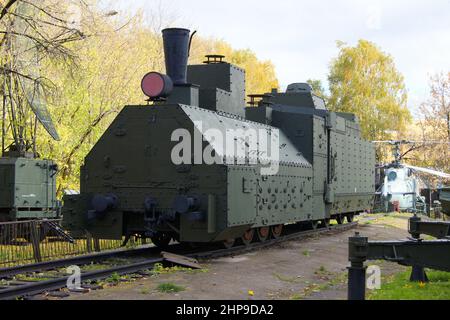 Locomotive à vapeur blindée de l'Armée rouge de la première moitié du 20th siècle, dans le cadre de l'exposition en plein air, le Musée des Forces armées centrales, Moscou, Russie Banque D'Images