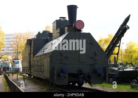 Locomotive à vapeur blindée de l'Armée rouge de la première moitié du 20th siècle, dans le cadre de l'exposition en plein air, le Musée des Forces armées centrales, Moscou, Russie Banque D'Images