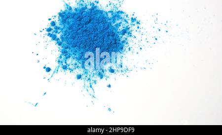 Vue de dessus des encres colorées sèches tombant dans une substance liquide blanche.Magnifique fond irisé de poudre verte, bleue et rose en fluide blanc Banque D'Images