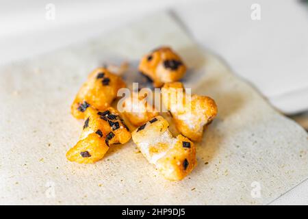 La nourriture traditionnelle japonaise en avion avec des craquelins de riz au nori salé sur une serviette de thé vert recyclable macro gros plan montrant la texture d'un bak sain Banque D'Images