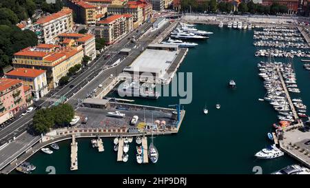 Paysage urbain aérien à couper le souffle avec la vieille ville et le port sarde avec des bateaux à la mer Méditerranée à Cagliari, île de la Sardaigne du Sud en Italie en été. Banque D'Images