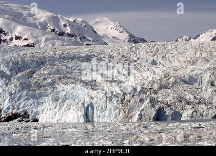 Péninsule de Kenai, AK. ÉTATS-UNIS 6/1997. Le glacier Portage est un glacier facilement accessible sur la péninsule de Kenai et fait partie de la forêt nationale du Grand Chugach. Elle est située au sud du lac Portage et à 6 km (4 mi) à l'ouest de Whittier. L'été offre une vue rapprochée du glacier à 300 mètres, ce qui permet d'obtenir d'excellentes photos. Des visites sont disponibles à bord du bateau MV Ptarmigan de 80 mètres avec Portage Glacier Cruises. Banque D'Images