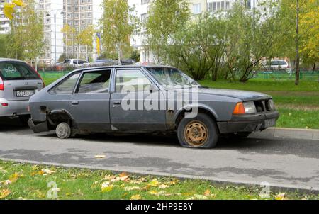 Voiture grise épatée Moskvich 2141 garée dans la rue dans le quartier résidentiel de Yuzhnoye Butovo District, Moscou, Russie Banque D'Images