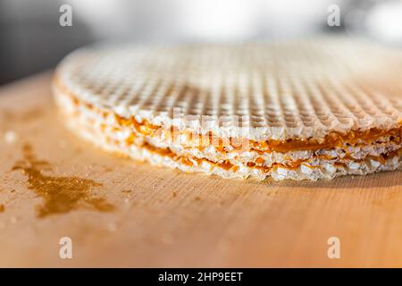 Gros plan d'une pile de feuilles de cachets avec des couches de remplissage de lait condensé doux au dessert dulce de leche comme gâteau traditionnel ukrainien appelé Oflagne Banque D'Images