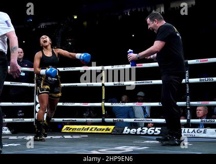 Natasha Jonas fête avec l'entraîneur Joe Gallagher après avoir sorti Chris Namus au deuxième tour pour gagner le WBO Female World Super-Welterweight Championship combat à l'AO Arena, Manchester. Date de la photo: Samedi 19 février 2022. Banque D'Images