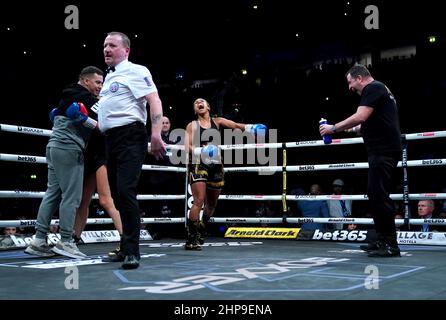 Natasha Jonas fête avec l'entraîneur Joe Gallagher après avoir sorti Chris Namus au deuxième tour pour gagner le WBO Female World Super-Welterweight Championship combat à l'AO Arena, Manchester. Date de la photo: Samedi 19 février 2022. Banque D'Images