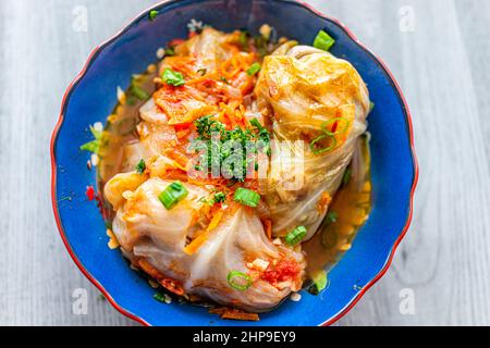 Gros plan au-dessus de la vue du plat russe ou ukrainien appelé golubci golubtsi fait avec de la viande de boeuf haché chou farci avec des carottes dans le bol de service Banque D'Images