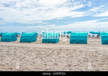 Hollywood broadwalk à Miami Beach, Floride sable océanique et de nombreuses cabanas bleu turquoise à louer chaises ombragées tentes pour les parasols et unreconnaisabl du complexe Banque D'Images