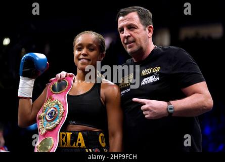 Natasha Jonas (à gauche) célèbre avec l'entraîneur Joe Gallagher après avoir frappé Chris Namus au deuxième tour pour gagner le WBO Female World Super-Welterweight Championship combat à l'AO Arena, Manchester. Date de la photo: Samedi 19 février 2022. Banque D'Images