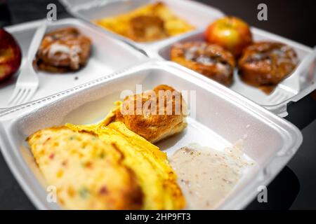 Buffet chaud et frais avec plateau en mousse de polystyrène et omelette aux œufs. Petit déjeuner continental gratuit servi le matin à l'hôtel avec petits gâteaux et sauce Banque D'Images