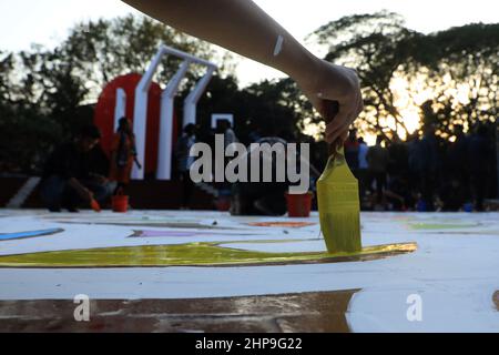 Dhaka, Bangladesh. 19th févr. 2022. Les étudiants et les enseignants bangladais des beaux-arts peignent le Minar Shahid Central (mausolée du mouvement linguistique), lors des préparatifs de la Journée internationale des Martyrs de langue et de la Journée internationale de la langue maternelle. Au Bangladesh, la Journée des Martyrs de langue est marquée pour commémorer les personnes décédées lors des manifestations du 21 février, 1952 contre la décision des gouvernements des États pakistanais d'alors de nommer l'ourdou comme langue nationale, malgré celle du Pakistan oriental. Crédit : SOPA Images Limited/Alamy Live News Banque D'Images