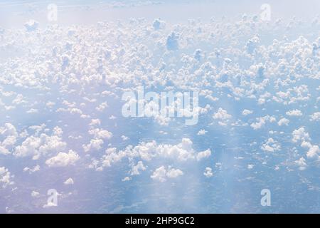 Avion pov regardant à travers la fenêtre vue aérienne en grand angle du ciel bleu au-dessus de la Virginie le jour ensoleillé avec la formation naturelle de nuages et l'arc-en-ciel f Banque D'Images