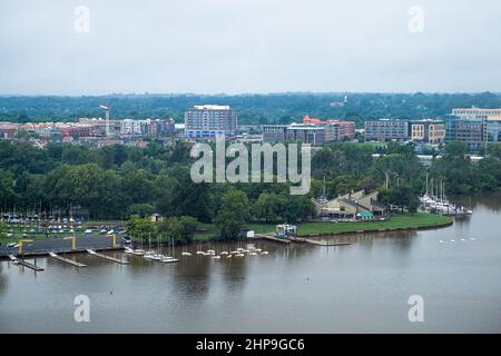 Vue aérienne d'Alexandrie paysage urbain en Virginie du Nord jour nuageux près de Washington DC rivière Potomac avec Marina club île Banque D'Images