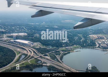 Avion vue aérienne de drone de paysage urbain près d'Oxon Hill à Washington DC avec i495 capitale de l'autoroute boucle extérieure avec des voitures de circulation et des bâtiments Banque D'Images