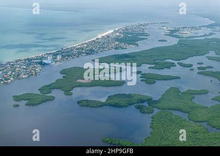 Vue aérienne en avion ou en drone du paysage de la plage de fort Myers près de l'île de Sanibel au sud-ouest de la Floride Sahara avec de belles eaux vertes et la baie d'Estero A. Banque D'Images