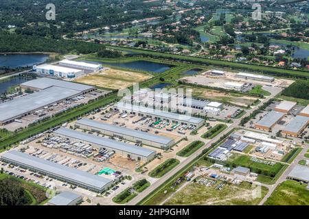 Vue de l'avion à travers la fenêtre de l'atterrissage de l'avion sur la piste de l'aéroport international de fort Myers dans le sud-ouest de la Floride été avec des bâtiments industriels affaires Banque D'Images