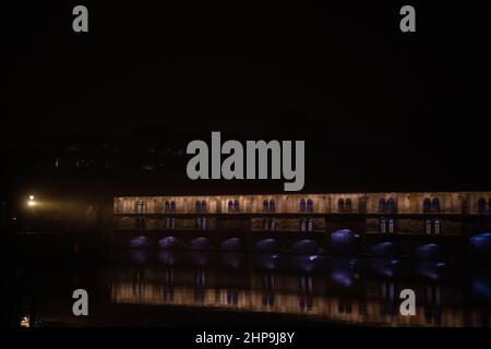 Vue panoramique sur le barrage Vauban illuminé qui se reflète dans la rivière de Strasbourg, France, la nuit Banque D'Images