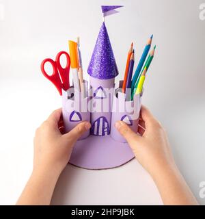 Bricolage papier artisanat pour les enfants, comment faire un château, artisanat fait maison à partir de matériaux recyclés Banque D'Images