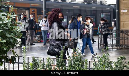 Bologne - Italie - 19 février 2022 : passagers prenant le train à la gare centrale de Bologne, Italie Banque D'Images