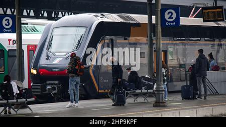 Bologne - Italie - 19 février 2022 : passagers attendant le train à la gare centrale de Bologne, Italie Banque D'Images