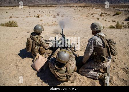 Caporal du corps des Marines des États-Unis Thomas Aguilera, mitrailleur, 3rd Bataillon, 4th Marine Regiment, 1st Marine Division, Entraîneurs des soldats des Émirats arabes Unis avec 3rd Company, 1st Bataillon, brigade Al Forsan, Garde présidentielle, tirant une mitrailleuse lourde de calibre Browning .50 pendant l'entraînement sur une gamme de mitrailleuses lourdes au Marine corps Air Ground combat Center, Twentynine Palms, Californie, 10 octobre 2021. Le Marine corps des États-Unis et les eau-PG entretiennent une relation étroite grâce à des engagements et des programmes de formation bilatéraux persistants, améliorant ainsi la capacité de chacun à mener des opérations de lutte contre le terrorisme, Banque D'Images