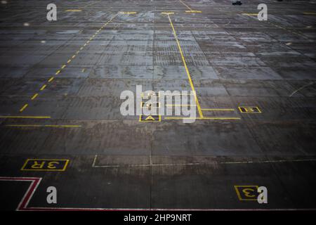 Marquages jaunes sur la surface de l'asphalte à la porte d'entrée de l'aéroport Banque D'Images