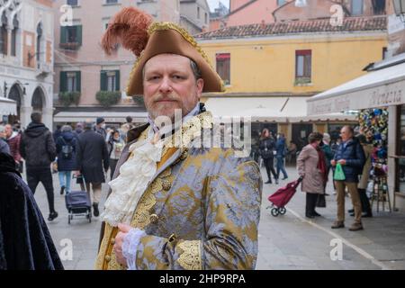 Venise, Italie. 19th févr. 2022. Costume de carnaval vénitien typique pendant le Carnaval de Venise 2022, nouvelles à Venise, Italie, février 19 2022 crédit: Agence de photo indépendante/Alamy Live News Banque D'Images