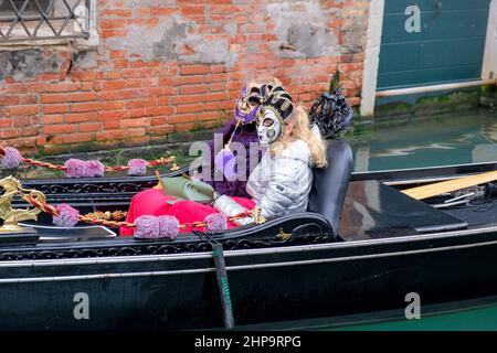 Venise, Italie. 19th févr. 2022. Masques de gondole pendant le Carnaval de Venise 2022, nouvelles à Venise, Italie, février 19 2022 crédit: Agence de photo indépendante/Alamy Live News Banque D'Images