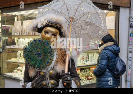 Venise, Italie. 19th févr. 2022. Costume de carnaval vénitien typique pendant le Carnaval de Venise 2022, nouvelles à Venise, Italie, février 19 2022 crédit: Agence de photo indépendante/Alamy Live News Banque D'Images