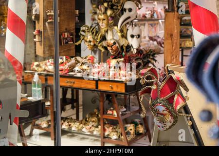 Venise, Italie. 19th févr. 2022. Magasin de masques typique pendant le Carnaval de Venise 2022, nouvelles à Venise, Italie, février 19 2022 crédit: Agence de photo indépendante/Alamy Live News Banque D'Images