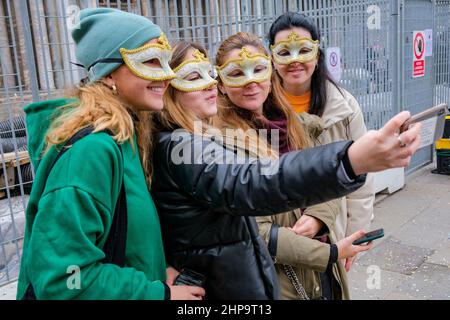 Venise, Italie. 19th février 2022. Les filles masquées font un selfi pendant le Carnaval de Venise 2022, News à Venise, Italie, février 19 2022 crédit: Independent photo Agency/Alay Live News Banque D'Images