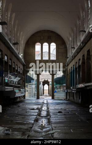 Le Mercado de Abastos est vide après les heures de travail à Saint-Jacques-de-Compostelle, en Espagne. La ville est le terminus de la voie de Saint-Jacques, l'ancien catholique Banque D'Images