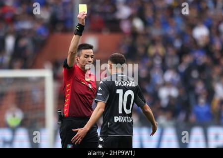 Gênes, Italie, le 19th février 2022. L'arbitre Antonio Rapuano montre une carte jaune à Nedim Bajrami du FC Empoli pendant la série A match à Luigi Ferraris, Gênes. Le crédit photo devrait se lire: Jonathan Moscrop / Sportimage Banque D'Images