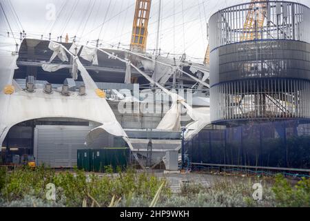 LONDRES, LE 19 2022 FÉVRIER, l’arène O2 de Londres reste fermée après que le toit ait été ouvert pendant la tempête Eunice le met Office a émis deux avertissements rouges rares, le Royaume-Uni ayant été frappé par la pluie, la neige et des vents record de 122 km/h pendant la pire tempête depuis 30 ans. Banque D'Images