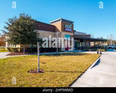 Kissimmee, Floride - 9 février 2022 : vue panoramique horizontale sur la frontière extérieure du restaurant-grill mexicain. Banque D'Images