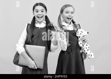 Un nouveau départ. Les enfants de l'école heureux tiennent des pommes. Collation scolaire. Ne vous inquiétez pas de manger des pommes. Banque D'Images