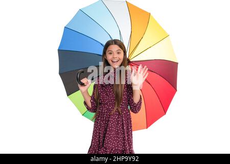 rentrée des classes. accessoire de mode automne. jeune fille élégante. enfant émerveillé tient un parasol coloré. Banque D'Images