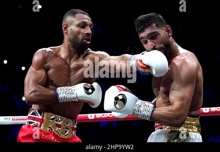 Kell Brook (à gauche) en action contre Amir Khan à l'AO Arena, Manchester. Date de la photo: Samedi 19 février 2022. Banque D'Images