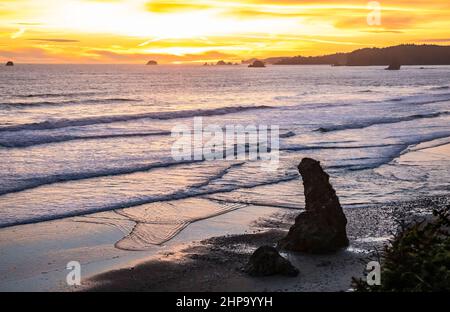 Les vagues se déferlent sur la plage près de Mosquito Creek tandis que le soleil se couche sur la côte olympique de Washington, États-Unis. Banque D'Images