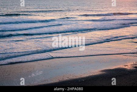 Les vagues se déferlent sur la plage près de Mosquito Creek tandis que le soleil se couche sur la côte olympique de Washington, États-Unis. Banque D'Images