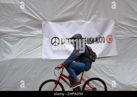 19 février 2022, Benevento, Campanie/Napoli, Italie: Naples, Italie - 19 février 2022 : les femmes et les hommes ont manifesté dans le centre de Naples parce qu'ils veulent se battre pour un avenir différent de celui actuel, où les relations entre les peuples sont démilitarisées et bâties sur la justice sociale et environnementale . Ils disent fort :.-PAS Un HOMME PAS Un EURO À LA GUERRE.-STOPPER L'ESCALADE MILITAIRE EN UKRAINE MAINTENANT!.il est temps pour notre pays de quitter l'OTAN, Abandonner la servitude militaire et démobiliser les nombreuses bases qui en font un porte-avions pour les guerres en Méditerranée et aux frontières orientales Banque D'Images