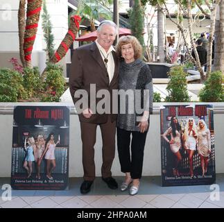 Encino, Californie, États-Unis. 19th février 2022. Walter Hochbrueckner et invité assistant à la première « The Paradise Motel » de Walter Hochbrueckner au Laemmle Town Center 5 à Encino, Californie. Crédit: Sheri Determan Banque D'Images