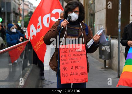 19 février 2022, Benevento, Campanie/Napoli, Italie: Naples, Italie - 19 février 2022 : Un jeune homme avec un signe de protestation parle pendant la manifestation.les femmes et les hommes ont manifesté dans le centre de Naples parce qu'ils veulent se battre pour un avenir différent de celui actuel, où les relations entre les peuples sont démilitarisées et bâties sur la justice sociale et environnementale . Ils disent fort :.-PAS Un HOMME PAS Un EURO À LA GUERRE.-CESSEZ L'ESCALADE MILITAIRE EN UKRAINE MAINTENANT!.il est temps pour notre pays de quitter l'OTAN, d'abandonner la servitude militaire et de démobiliser les nombreuses bases qui en font un avion Banque D'Images