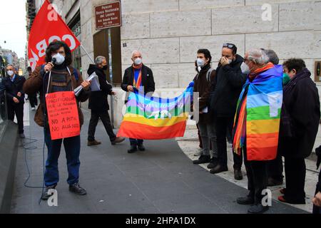 19 février 2022, Benevento, Campanie/Napoli, Italie: Naples, Italie - 19 février 2022 : Un jeune homme avec un signe de protestation parle pendant la manifestation.les femmes et les hommes ont manifesté dans le centre de Naples parce qu'ils veulent se battre pour un avenir différent de celui actuel, où les relations entre les peuples sont démilitarisées et bâties sur la justice sociale et environnementale . Ils disent fort :.-PAS Un HOMME PAS Un EURO À LA GUERRE.-CESSEZ L'ESCALADE MILITAIRE EN UKRAINE MAINTENANT!.il est temps pour notre pays de quitter l'OTAN, d'abandonner la servitude militaire et de démobiliser les nombreuses bases qui en font un avion Banque D'Images