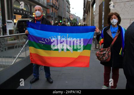 19 février 2022, Benevento, Campanie/Napoli, Italie: Naples, Italie - 19 février 2022 : Les gens montrent un drapeau en participant à l'événement .les femmes et les hommes ont manifesté dans le centre de Naples parce qu'ils veulent lutter pour un avenir différent de celui actuel, où les relations entre les peuples sont démilitarisées et bâties sur la justice sociale et environnementale . Ils disent fort :.-PAS Un HOMME PAS Un EURO À LA GUERRE.-CESSEZ L'ESCALADE MILITAIRE EN UKRAINE MAINTENANT!.il est temps pour notre pays de quitter l'OTAN, d'abandonner la servitude militaire et de démobiliser les nombreuses bases qui en font un porte-avions pour le Banque D'Images