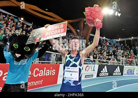 Jakob Ingebrigtsen (NOR) célèbre après avoir remporté le 1.500m d’un record du monde de 3:30,60 lors de la rencontre hauts-de-France pas-de-Calais à l’Arena stade couvert, jeudi 17 février 2022, à Lieven, France. (Jiro Mochizuki/image du sport) Banque D'Images