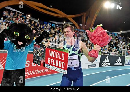 Jakob Ingebrigtsen (NOR) célèbre après avoir remporté le 1.500m d’un record du monde de 3:30,60 lors de la rencontre hauts-de-France pas-de-Calais à l’Arena stade couvert, jeudi 17 février 2022, à Lieven, France. (Jiro Mochizuki/image du sport) Banque D'Images