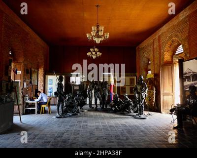 San Fernando City, Pampanga, Philippines. 19th févr. 2022. Ces personnages grandeur nature des prisonniers de guerre philippins et américains attendent leur transfert dans un autre camp de concentration, tandis que deux soldats japonais sont en garde. Les statues montrent la tragédie de la Marche de la mort mais célèbre la vaillance, l'espoir et l'esprit héroïque de ces prisonniers de guerre, en particulier les Philippins. Ces statues sont la fabrication de Juan Sajid Imao, lauréat. Un agent de sécurité est à votre service pour s'occuper des expositions du musée.la gare de San Fernando est un monument historique. La gare était Banque D'Images