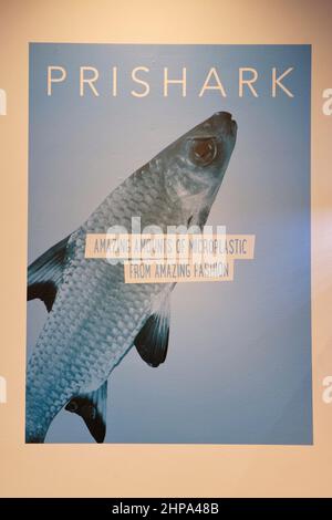 Londres, Royaume-Uni, 19th février 2022. L'organisme caritatif de conservation marine Just One Ocean lance un magasin éclair de luxe au cours de la Fashion week de Londres avec du poisson vivant, pour souligner la pollution plastique, car on estime que 35 % de tous les microplastiques dans l'océan proviennent de matériaux synthétiques créés par l'industrie de la mode, causant des dommages durables aux organismes marins. L'organisme de bienfaisance demande à l'industrie d'adopter des méthodes de production durables et une « chaîne d'approvisionnement circulaire », qui permettra le recyclage des produits en nouveaux lorsqu'ils sont usés. Crédit : onzième heure Photographie/Alamy Live News Banque D'Images